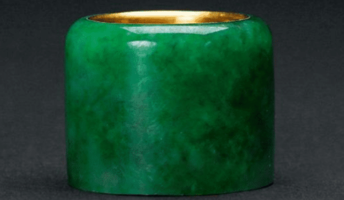 翡翠|和珅被抄家，查抄清单中，乾隆送的翡翠扳指也没能留下！