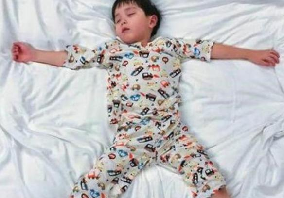 全能辣妈plus|孩子的“百种”睡姿,暗示性格大不同,最后一种爸妈要当心了