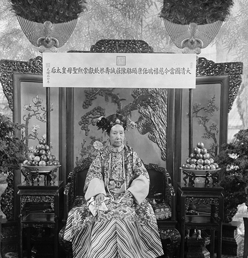 慈禧太后|晚清罕见旧照：69岁慈禧穿龙袍，仪态十足，图5洋人强搂女子合影