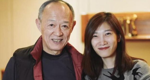 金士杰|他57岁娶22岁女大学生，生活中妻子称他“爸爸”，60岁喜得龙凤胎