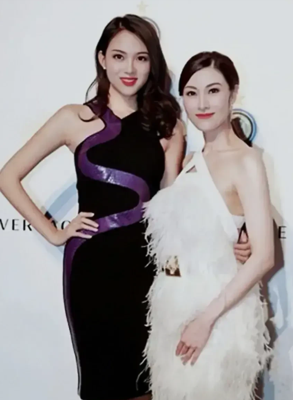 李嘉欣|香港第一美人李嘉欣跟世界小姐张梓琳站在一块,居然输得这么惨?