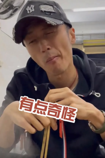 周星驰|谢霆锋尝试“百草汤”火锅，面露难色：感觉像吃了三把草