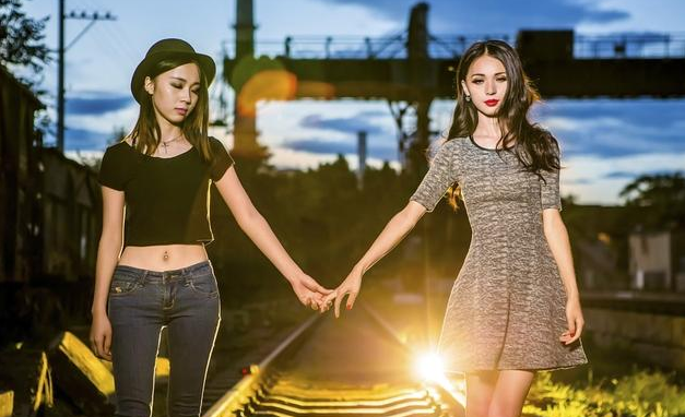 人像摄影|人像摄影中，不用闪光灯补光对吗？用反光板加后期制作正确吗？