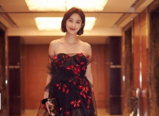 旗袍|张俪气质太完美了，一袭薄纱旗袍配短发，高级感藏不住