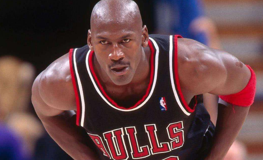 邁克爾·喬丹|喬丹創(chuàng)造奇跡，如果場上有5個奧尼爾，就表演隔扣5個奧尼爾灌籃