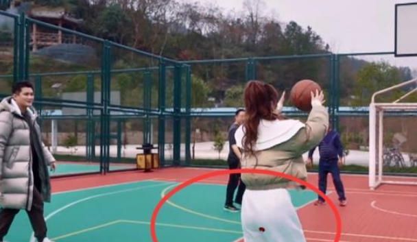 生理期|孔雪儿来生理期，白裤子留下了痕迹，熊梓淇的做法比男友都要细心