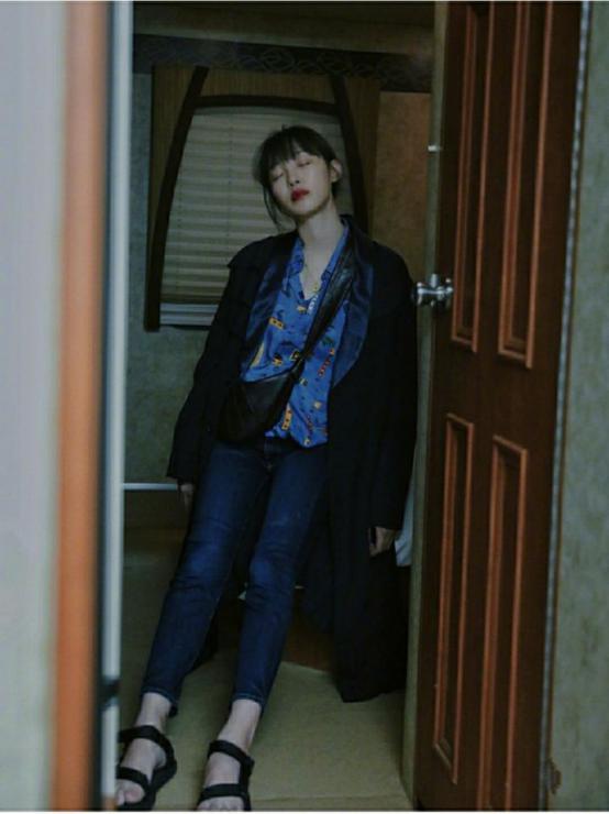 穿衣搭配|秋冬穿搭不妨学学白百合，百搭穿法太惊艳，尽显高级感！