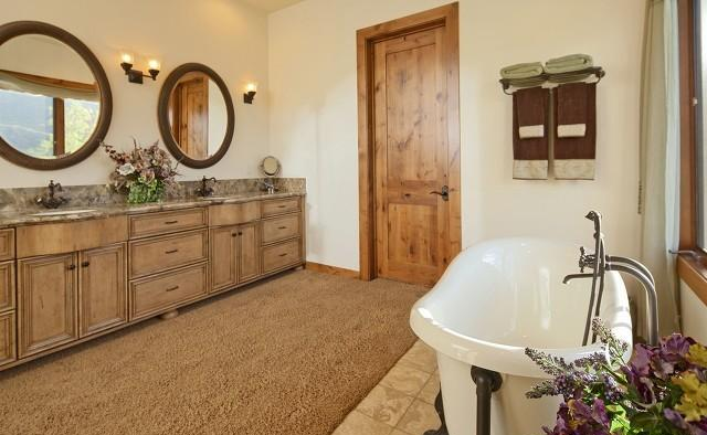 |卫生间是用全木门好还是半玻璃门好？