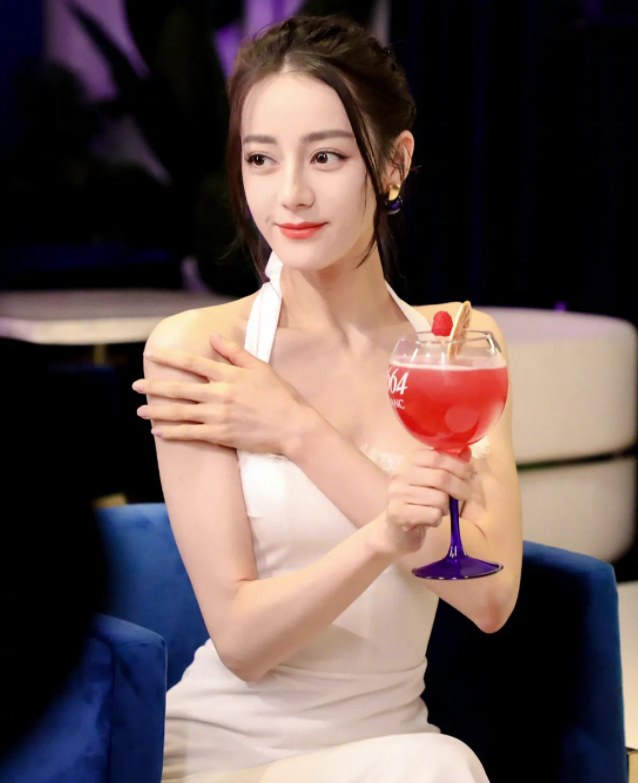 赵丽颖|迪丽热巴参加活动的生图曝光,再现著名的“捂胸”动作