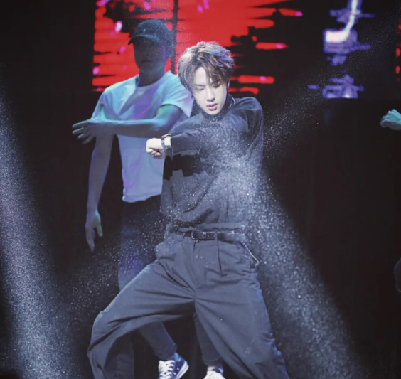 赵丽颖|王一博不仅颜值很高，并且工作上也十分努力