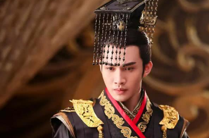 颜夕趣史 男子带免死金牌去鉴宝，声称是传家宝，专家：胆子真大