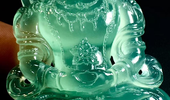 翡翠|很多人觉得翡翠有价没市场，或许是没有找好出路，一定要选对翡翠