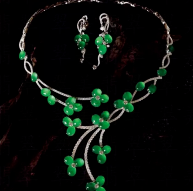 翡翠|一颗玻璃种帝王绿鸽子蛋就晃瞎眼了,她还豪掷500万给婆婆买翡翠