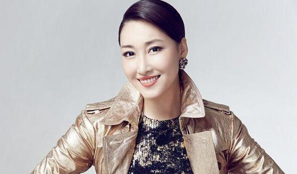 董洁|陈祉希曾发文骂董洁：“看上去像白莲花，也许只是尿浇出来的毒蘑菇。”