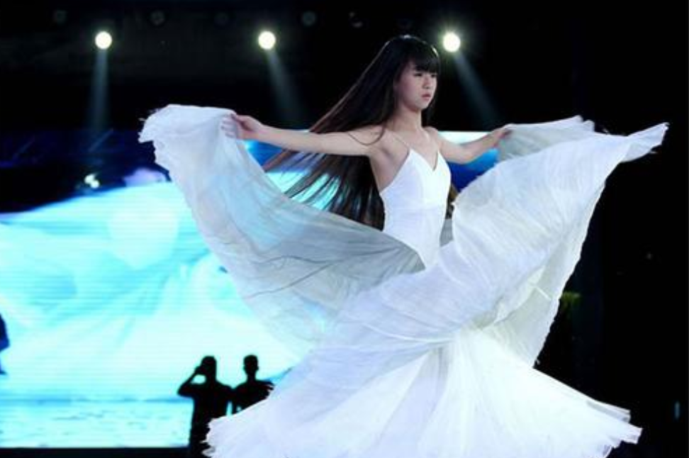 小彩旗|21岁小彩旗在变胖的路上越走越远,姨妈杨丽萍对她已经彻底失望