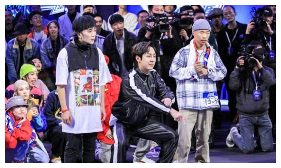 齐舞|kenken这组最大问题就是不齐，三个人太明显，编舞本身也过于简单