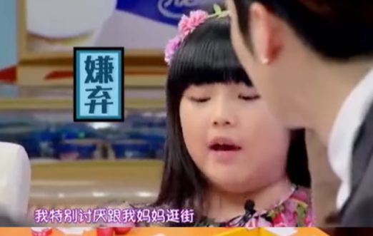 李湘|李湘带女儿逛奢侈品店！桌上放一个四万皮包，被两人服务气场强大