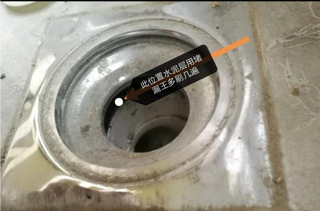 一个家居号|卫生间门口的地板有两块3.4年间变色了，为啥呢？