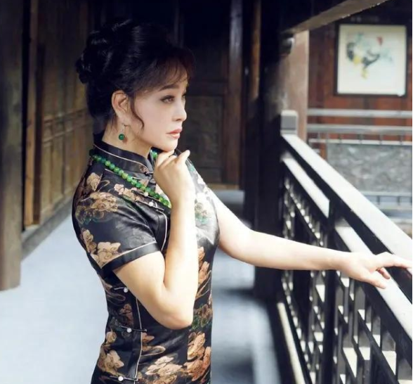 郑则仕|刘晓庆终于不再装嫩，一身旗袍配翡翠项链优雅端庄，是富太太没错了