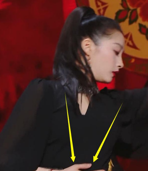 关晓彤|关晓彤上衣太短，抬手时她手上动作成亮点，这才是对鹿晗最大尊重！