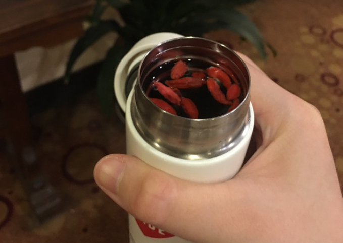 枸杞|40岁农民工保温杯里泡枸杞，半年后确诊肝癌，医生叹惜：无知害人不浅