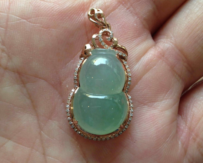 翡翠|翡翠的抛光打磨过程繁琐，需要有充足的耐心，慢慢的进行才行