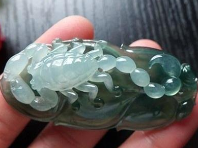 雕刻|具有攻击性的动物，被雕刻在翡翠身上，寓意竟然变得非常好