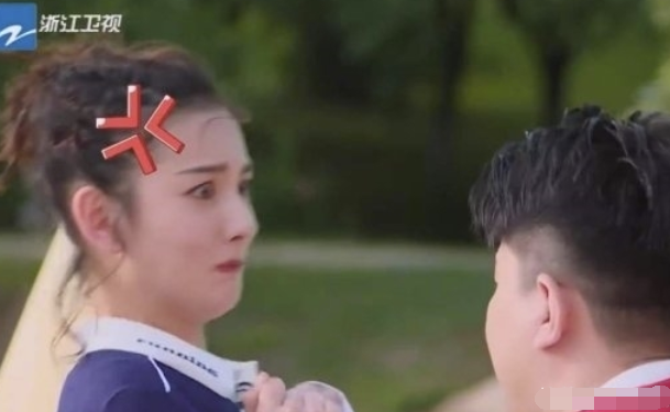 张翰|张翰两次被女孩子们邀请泡温泉，他的决定是我预期中的！