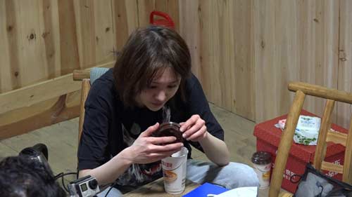 郑爽|郑爽称“说完了该散了”，精神状态存疑，爽妈还扎“楚雨荨歪马尾”？