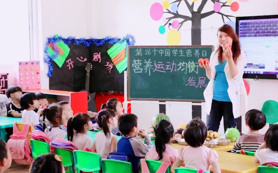 雷七有料|送孩子上幼儿园不是越早越好，要看孩子的表现，适不适合送到里面