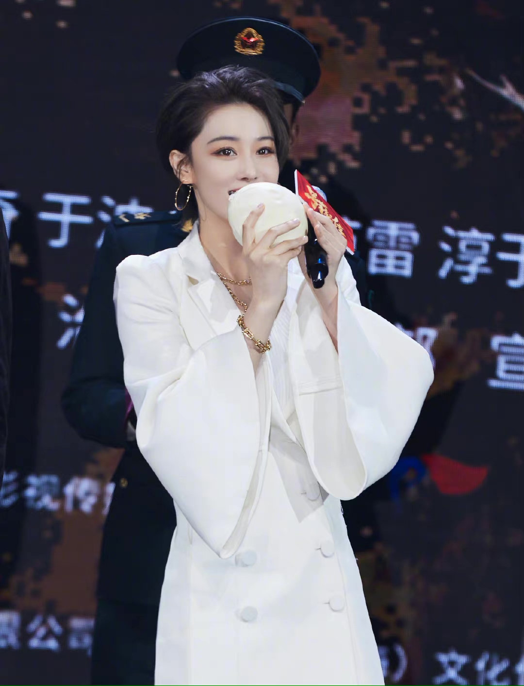 张馨予|张馨予出席活动一直摸小腹，被网友猜测怀孕，本人发文回应：因馒头吃太多