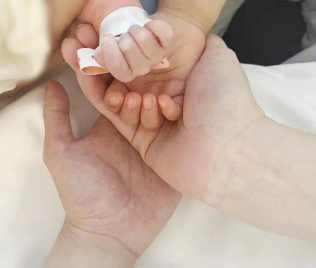 明星|奚梦瑶二胎诞千金，温馨握手照引热议：明星为何都钟爱晒手？