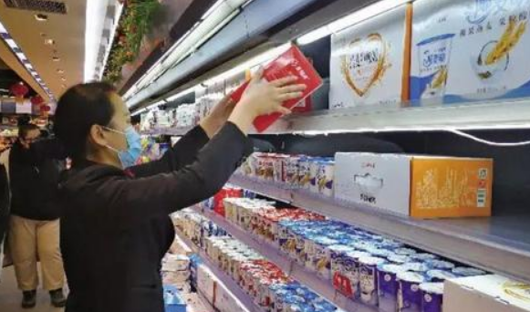 阿里巴巴|同一箱牛奶网上卖25，为何实体店却要50？看内行人的说法