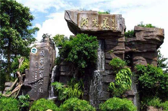 湖光岩 火山爆发形成的玛珥湖，湖光镜月水无落叶，神奇的湖光岩