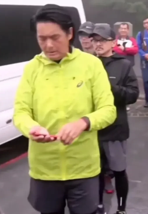 周润发|对比周润发的悠闲自在，再看万梓良和徐少强，不要太可怜！