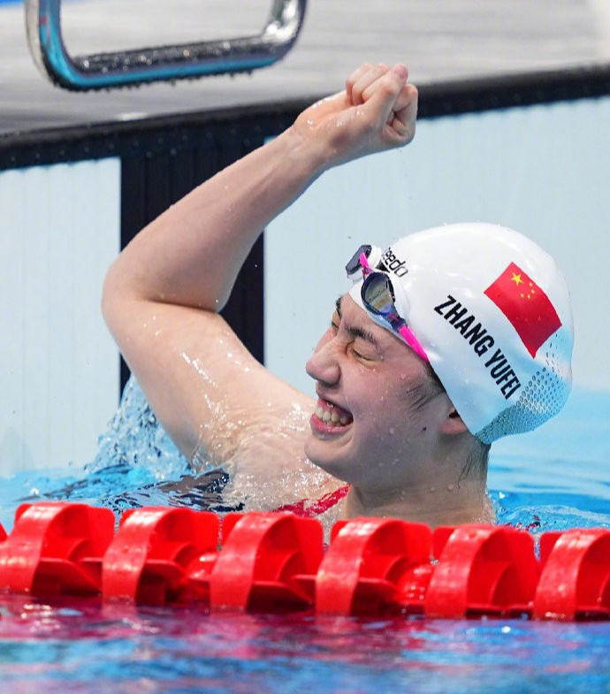 建军节|张雨霏妈妈，对她有着巨大的影响，妈妈亮相的时候，这颜值绝了