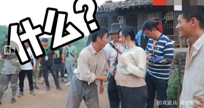 张天爱|拍戏期间，吴京教张天爱打枪，近40岁的张天爱卖萌撒娇