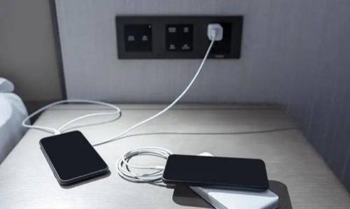 荷叶说|手机一夜不拔,有危险吗?