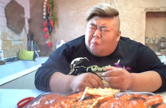 减脂 网红“胖猴仔”被劝少吃肉，他吃了个8斤帝王蟹，减脂？