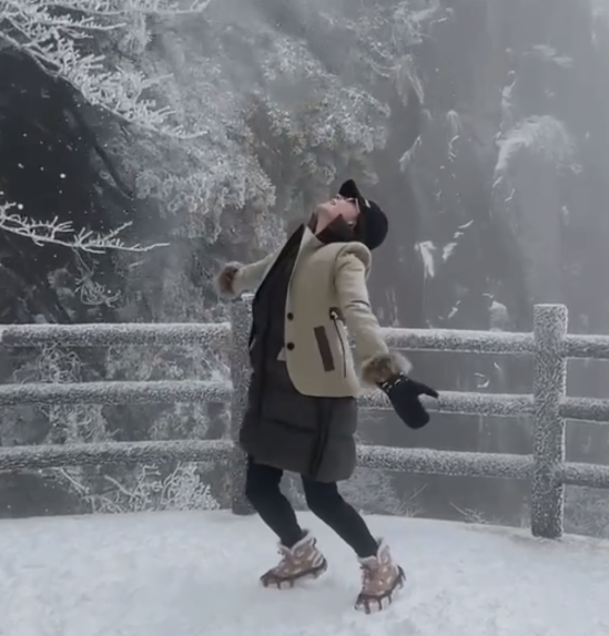 刘嘉玲|刘嘉玲再登黄山玩雪撒欢，穿两件厚外套身材仍纤细，脚上的鞋亮了
