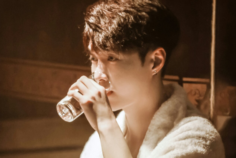 张钧甯|张艺兴正在走一条探索音乐世界的路，而他的每一首歌都是一个脚印