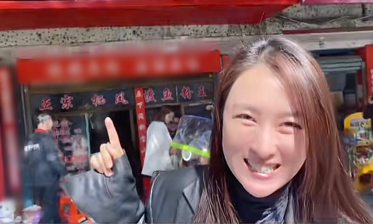 |马苏在街头吃路边摊被拍，素颜秃眉还发福，不化妆真没路人漂亮！