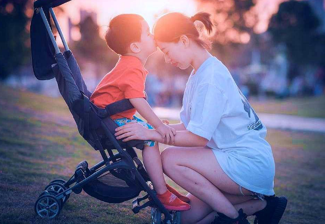 雷二有料|带孩子的过程中，父亲的陪伴一定不能缺少，能让孩子更加勇敢