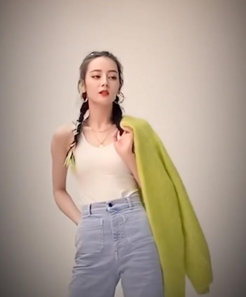 迪丽热巴|迪丽热巴忘熨裤子，拍照时正面褶皱痕迹抢镜，看清位置：真是尴尬！
