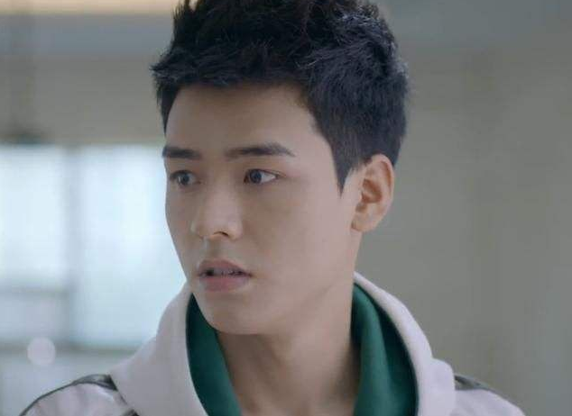 街拍|继两部接连扑街的剧，终于看到了反响不错的新剧，这次的龚俊希望不要让观众失望！