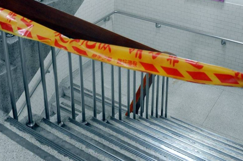 高雄 破门见女友与人同床共枕，男子砍杀情敌成重伤