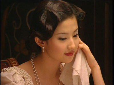 刘亦菲|没想到杨幂还曾为刘亦菲撑过伞，如今的杨幂已今非昔比，这逆袭之路简直精彩！