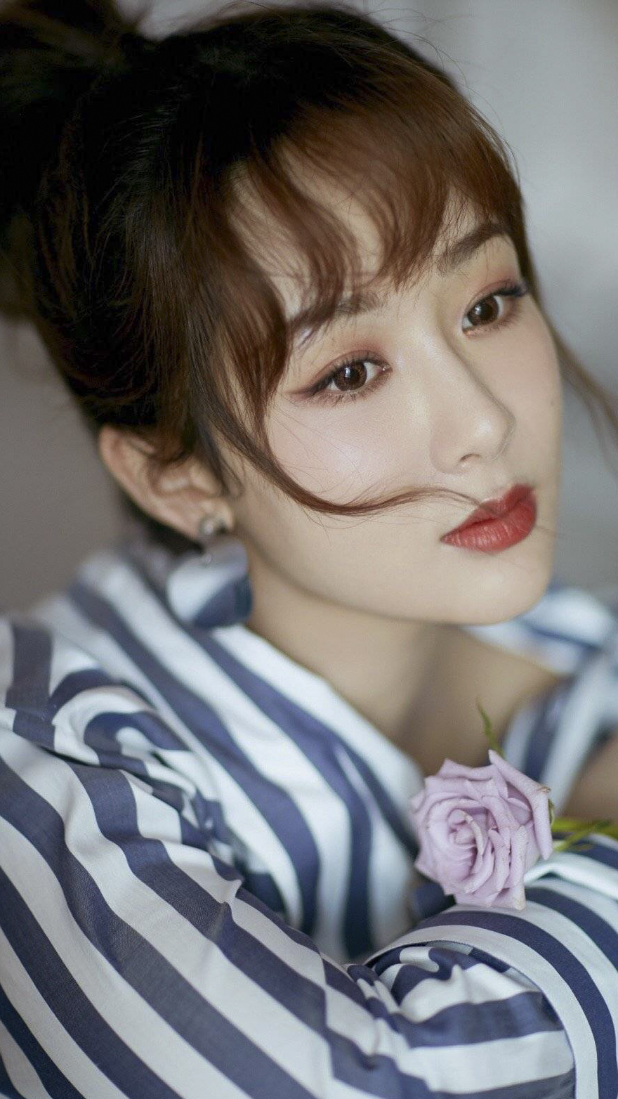 杨紫|杨紫白色印花长裙，真的太美了