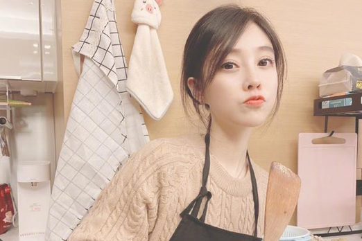 冯提莫|冯提莫私人衣物拍出天价，网友：就这？卖原味袜子直接秒杀