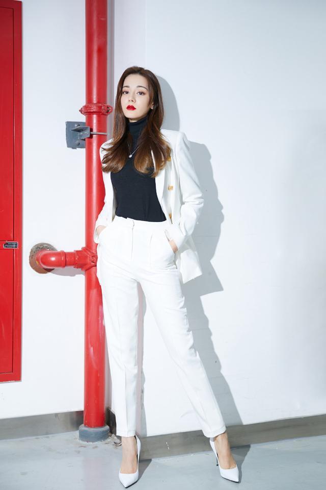 陈宝国|迪丽热巴不仅颜值高，审美也极具品位，知性穿搭好大方